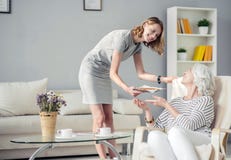 Den positiva kvinnan som ger hennes åldriga moder bakade nytt, pajen arkivbild Den positiva kvinnan som ger hennes åldriga moder bakade nytt, pajen arkivbild