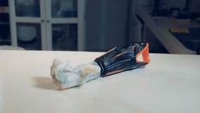 Den Robotic armen ligger på tabellen och de rörande fingrarna Verkligt robotic människa-som armen lager videofilmer Den Robotic armen ligger på tabellen och de rörande fingrarna Verkligt robotic människa-som armen lager videofilmer