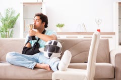 Den s?rade mopedryttaren som hemma ?terst?ller royaltyfri fotografi Den s?rade mopedryttaren som hemma ?terst?ller royaltyfri fotografi