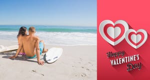 Den sammansatta bilden av nätt barn kopplar ihop med deras surfingbrädor som ser havet Arkivbild Den sammansatta bilden av nätt barn kopplar ihop med deras surfingbrädor som ser havet Arkivbild