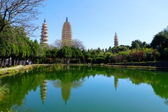 Den San Ta f?r tre pagoder som si tillbaka daterar till ANNONSEN f?r skarp smakperiod 618-907, Kina, Dali, Yunnan, Kina Dali Yunn royaltyfri foto Den San Ta f?r tre pagoder som si tillbaka daterar till ANNONSEN f?r skarp smakperiod 618-907, Kina, Dali, Yunnan, Kina Dali Yunn royaltyfri foto