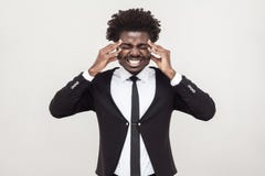 Den sjuka afro mannen har en huvudvärk och en migreine arkivbild Den sjuka afro mannen har en huvudvärk och en migreine arkivbild