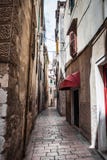 Den smala gatan i staden med gamla byggnader som går tillbaka in i avståndet royaltyfri foto Den smala gatan i staden med gamla byggnader som går tillbaka in i avståndet royaltyfri foto