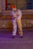 Den spöklika clownen Stalking fördärvar royaltyfri bild Den spöklika clownen Stalking fördärvar royaltyfri bild