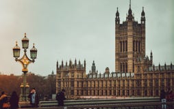 Den stora benen tyvärr under konstruktion och den westminster abbotskloster royaltyfri bild Den stora benen tyvärr under konstruktion och den westminster abbotskloster royaltyfri bild