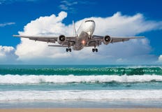 Den stora nivån att närma sig landningen på flygplatsbottenläget över en tropisk strand royaltyfria foton Den stora nivån att närma sig landningen på flygplatsbottenläget över en tropisk strand royaltyfria foton