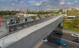 Den sväva bron och sikten av den MoskvaKreml och Zaryadyen parkerar, Moskva royaltyfri fotografi Den sväva bron och sikten av den MoskvaKreml och Zaryadyen parkerar, Moskva royaltyfri fotografi