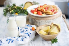 Den söta frukosten med mjölkar Pannkakor och nya bär av jordgubbar och ananas som strilas med pudrat socker arkivbilder Den söta frukosten med mjölkar Pannkakor och nya bär av jordgubbar och ananas som strilas med pudrat socker arkivbilder