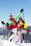 Den tonårs- familjen skidar på ferie i berg royaltyfri foto Den tonårs- familjen skidar på ferie i berg royaltyfri foto