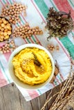 Den traditionella mellersta östliga aptitretaren Hummus tjänade som med örter som kryddades med i den keramiska plattan för tappn royaltyfri bild Den traditionella mellersta östliga aptitretaren Hummus tjänade som med örter som kryddades med i den keramiska plattan för tappn royaltyfri bild
