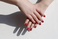 Den trendiga kvinnans hand målade rött spikar polermedel, superposition av en hand å andra sidan royaltyfri fotografi Den trendiga kvinnans hand målade rött spikar polermedel, superposition av en hand å andra sidan royaltyfri fotografi