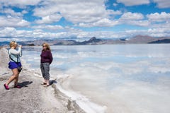 Den turist- vuxna kvinnlign tar foto av en annan turist på Bonneville de salta lägenheterna arkivfoto Den turist- vuxna kvinnlign tar foto av en annan turist på Bonneville de salta lägenheterna arkivfoto