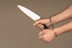 den täta brottslingen handfängslar händer låsta upp sikt Maninnehav en baktala closen colors slappt övre siktsvatten för liljan arkivbild den täta brottslingen handfängslar händer låsta upp sikt Maninnehav en baktala closen colors slappt övre siktsvatten för liljan arkivbild