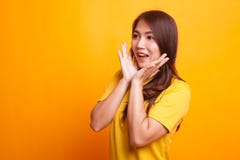 Den unga asiatiska kvinnan förvånas och leendet arkivfoto Den unga asiatiska kvinnan förvånas och leendet arkivfoto