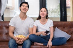 Den unga asiatiska mannen och kvinnan kopplar ihop tillsammans arkivfoton Den unga asiatiska mannen och kvinnan kopplar ihop tillsammans arkivfoton