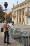Den unga kvinnan drar byggnad av den Lazienki slotten i Warszawa arkivbild Den unga kvinnan drar byggnad av den Lazienki slotten i Warszawa arkivbild