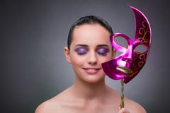 Den unga kvinnan med karnevalmaskeringen royaltyfri foto Den unga kvinnan med karnevalmaskeringen royaltyfri foto