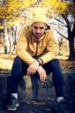 Den unga mannen tar ett avbrott från övning arkivfoto Den unga mannen tar ett avbrott från övning arkivfoto