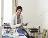 Den unga moderiktiga affärsmannen i informellt blicksammanträde för beanie och för kall hipster på inrikesdepartementetskrivborde Royaltyfri Bild Den unga moderiktiga affärsmannen i informellt blicksammanträde för beanie och för kall hipster på inrikesdepartementetskrivborde Royaltyfri Bild