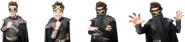 Den unga roliga mannen i pansardr?kt arkivbilder Den unga roliga mannen i pansardr?kt arkivbilder