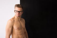 Den unga stiliga mannen vilar Smart muskulöst och sexigt royaltyfri fotografi Den unga stiliga mannen vilar Smart muskulöst och sexigt royaltyfri fotografi