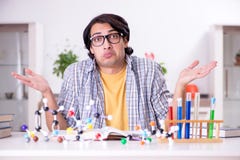 Den unga studentfysikern som hemma f?rbereder sig f?r examen arkivfoto Den unga studentfysikern som hemma f?rbereder sig f?r examen arkivfoto
