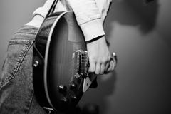 Den unga tonårs- pojken som spelar på den elektriska gitarren, fokus på pojkarna, räcker arkivbilder Den unga tonårs- pojken som spelar på den elektriska gitarren, fokus på pojkarna, räcker arkivbilder