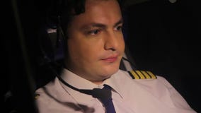 Den utmattade pilot- flygtrafikflygplanet och att tänka vilar omkring, det ansvariga jobbet lager videofilmer Den utmattade pilot- flygtrafikflygplanet och att tänka vilar omkring, det ansvariga jobbet lager videofilmer