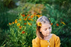 Den varma färgblommalilla flickan stängde ögondrömsömn royaltyfri fotografi Den varma färgblommalilla flickan stängde ögondrömsömn royaltyfri fotografi