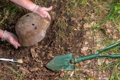 In den Wald den deutschen Sturzhelm M35 graben nachgemacht Wiederaufnahme WW2 Russland lizenzfreie stockbilder In den Wald den deutschen Sturzhelm M35 graben nachgemacht Wiederaufnahme WW2 Russland lizenzfreie stockbilder