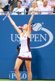 Den yrkesmässiga tennisspelaren Karolina Pliskova av Tjeckien firar seger efter hennes semifinalmatch på US Open 2016 royaltyfri foto Den yrkesmässiga tennisspelaren Karolina Pliskova av Tjeckien firar seger efter hennes semifinalmatch på US Open 2016 royaltyfri foto