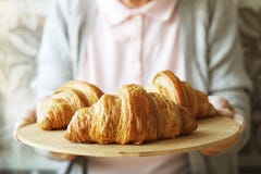 Den äldre kvinnan lagar mat franska giffel, gör bar rynkiga händer, ingredienser, mjukt varmt morgonljus, bästa sikt arkivbilder Den äldre kvinnan lagar mat franska giffel, gör bar rynkiga händer, ingredienser, mjukt varmt morgonljus, bästa sikt arkivbilder