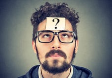 Denkender Mann mit dem Fragezeichen, das oben schaut Stockfotos Denkender Mann mit dem Fragezeichen, das oben schaut Stockfotos