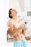dennakna manlign med kuper av kaffe på kök arkivfoton dennakna manlign med kuper av kaffe på kök arkivfoton