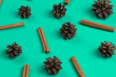 Denneappels, kaneel, en Nieuwjaardecor op de blauwe achtergrond wordt geïsoleerd die stock fotografie Denneappels, kaneel, en Nieuwjaardecor op de blauwe achtergrond wordt geïsoleerd die stock fotografie