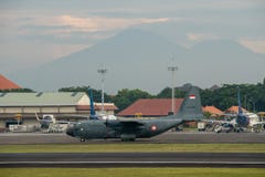 DENPASAR/BALI-APRIL 16 2019: Förbereder sig militärt flygplan för indonesiskt flygvapen att ta av på den internationella flygplat royaltyfri bild DENPASAR/BALI-APRIL 16 2019: Förbereder sig militärt flygplan för indonesiskt flygvapen att ta av på den internationella flygplat royaltyfri bild