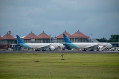 DENPASAR/BALI-, 11. APRIL 2019: Garuda Indonesia Airline-Parken auf dem internationaler Flughafen-Schutzblech Ngurah Rais Bali na lizenzfreie stockbilder DENPASAR/BALI-, 11. APRIL 2019: Garuda Indonesia Airline-Parken auf dem internationaler Flughafen-Schutzblech Ngurah Rais Bali na lizenzfreie stockbilder