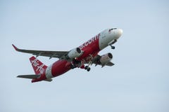 DENPASAR/BALI-APRIL 20 2019: Handlowy samolot należy Azjatycka czerwonej wody linia lotnicza zdejmuje z kołami które są zdjęcie royalty free DENPASAR/BALI-APRIL 20 2019: Handlowy samolot należy Azjatycka czerwonej wody linia lotnicza zdejmuje z kołami które są zdjęcie royalty free