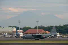 DENPASAR/BALI-APRIL 16 2019年:印度尼西亚空军军用飞机准备在国际机场拉伊起飞 库存照片 DENPASAR/BALI-APRIL 16 2019年:印度尼西亚空军军用飞机准备在国际机场拉伊起飞 库存照片