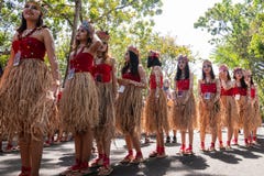 DENPASAR/BALI- 15 DE JUNIO DE 2019: los bailarines de sexo femenino se preparan para realizar un funcionamiento de la danza de Pa fotos de archivo DENPASAR/BALI- 15 DE JUNIO DE 2019: los bailarines de sexo femenino se preparan para realizar un funcionamiento de la danza de Pa fotos de archivo