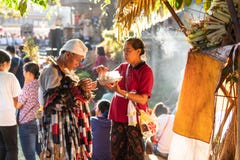 DENPASAR BALI/INDONESIA-JUNE 23 2019: en Rangda dansare gör en bön, för han startar showen på den Bali konstfestivalen 2019 royaltyfri fotografi DENPASAR BALI/INDONESIA-JUNE 23 2019: en Rangda dansare gör en bön, för han startar showen på den Bali konstfestivalen 2019 royaltyfri fotografi