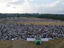 DENPASAR BALI/INDONESIA-JUNE 05 2019: Sikten från luften av den Eid al-Fitr bönen i 2019 på det Puputan Renon fältet Eid Prayers royaltyfri fotografi DENPASAR BALI/INDONESIA-JUNE 05 2019: Sikten från luften av den Eid al-Fitr bönen i 2019 på det Puputan Renon fältet Eid Prayers royaltyfri fotografi