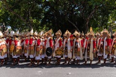 DENPASAR/BALI-JUNE 15 2019年:巴勒什格德火山舞蹈家排队为展示做准备在巴厘岛艺术的开业典礼 免版税图库摄影 DENPASAR/BALI-JUNE 15 2019年:巴勒什格德火山舞蹈家排队为展示做准备在巴厘岛艺术的开业典礼 免版税图库摄影