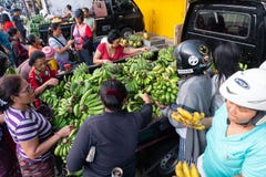 DENPASAR/BALI- 20-ОЕ АПРЕЛЯ 2019: зеленый продавец банана продает его изделия на автомобиле в одном из углов традиционного Badung стоковые изображения rf DENPASAR/BALI- 20-ОЕ АПРЕЛЯ 2019: зеленый продавец банана продает его изделия на автомобиле в одном из углов традиционного Badung стоковые изображения rf