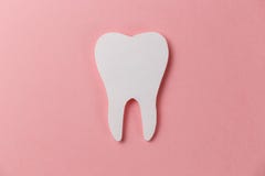 Dente bianco su fondo rosa fotografia stock libera da diritti Dente bianco su fondo rosa fotografia stock libera da diritti