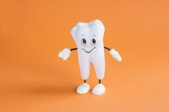 Denti bianchi sani su un fondo arancio immagine stock libera da diritti Denti bianchi sani su un fondo arancio immagine stock libera da diritti
