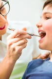Dentista che esprime parere paziente fotografia stock Dentista che esprime parere paziente fotografia stock