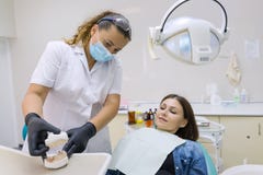 Dentista de la hembra adulta que trata los dientes pacientes de la mujer Concepto de la medicina, de la odontología y de la atenc imagenes de archivo Dentista de la hembra adulta que trata los dientes pacientes de la mujer Concepto de la medicina, de la odontología y de la atenc imagenes de archivo