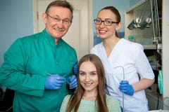Dentista do doutor que examina os dentes de um paciente Clínica dental foto de stock Dentista do doutor que examina os dentes de um paciente Clínica dental foto de stock