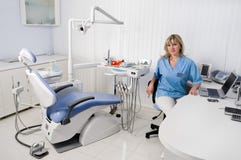 Dentista nel suo ufficio Dentista nel suo ufficio